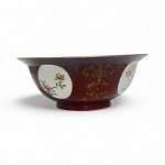 UMA TIGELA DE MEDALHÃO DE CORAL ESCURO MOÍDO E 'FLOR' DOURADAMARCA DE SELO DE SEIS CARACTERES QIANLONG EM AZUL UNDERGLAZE E DO PERÍODO (1736-1795) Medindo 19 de diâmetro