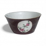 xícara com detalhes em relevo contendo motivos de jardim, xícara 4 cm de altura , diâmetro 8,5 cm e uma tijela medindo 7,5 por 6