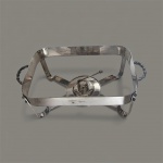 ELEGANTE RECHAUD EXECUTADO EM METAL PRATEADO, MEDINDO 20 X 45 X 25 CM NÃO ACOMPANHAM TAMPA