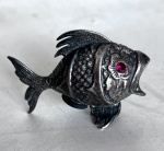 Saleiro ( Prata - 833 - SP148), no formato de gracioso peixe com a boca aberta (olhos em pedra vermelha(?), medindo: 4 cm de altura x 6 cm x 2,5 cm.