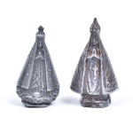 Devoção a nossa Senhora Aparecida, duas pequenas imagens de Estanho, com mantos distintos. 5 cm