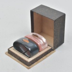 Par de porta guardanapos de galalite perolado rosa e grafite, adornos dourados para gravação. Sem uso, manufatura Jangada.  Acompanha estojo original