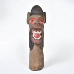 Arte Popular - Antiga e imponente Carranca de mesa feita em bloco único de madeira. 22x5 cm.