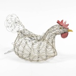 Antiga Galinha porta ovos em metal "trançado"  e policromado. Obs.: Marcas do tempo, no estado.  35x18x18 cm.