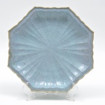 Raro medalhão em porcelana dito, "Lotus Flower" formato octogonal, com sulcos. Apresenta tonalidade fúcsia. Verso com restauro profissional. Diam 26cm