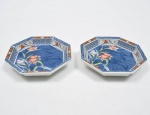 Charmoso par de covilhetes em porcela chinesa policromada, com formato octogonal, ornamentação com lírios. Apresentam timbre e selo ao fundo. 11x11 cm.