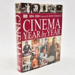 Livro capa dura - Um século de cinema, edição com inscrições, fotos impressionantes, retratos de estúdios, fotografias de bastidores e posters. CINEMA YEAAR by year 1894-2004. 1016 páginas. Robyn Karney, 1995 ( first edition).  29x24 cm
