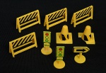 Lote contendo 9 miniaturas de sinalizadores de transito (4 cavaletes, 2 cones, 1 seta 2 sinais) 1 cavalete com haste partida, mas sem perda e 1 cone com perda na quina