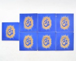 Hare Krsna - raro conjunto de 7 azulejos em tons de azul e ouro com símbolo OM "". (3 com insignificantes bicados, no estado. (15X15) - Nota.: Om é considerado o som original da consciência e da criação, ao cantar seu som, estamos fisicamente nos sintonizando com o universo e criando uma conexão espiritual com a existência de todas as coisas.