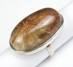 Anel de prata 950 com grande base oval de pedra rutilada. Aro 25.  Base 4x2,5 cm