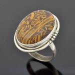 Anel de prata, base oval possivelmente osso pintado. Aro 20. Base 2,5x2 cm