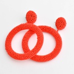 Grande par de argolas de miçangas da cor coral. 8,5 cm alt