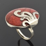 Anel de prata com base de massa de coral e detalhe de folhagem. Aro 15. Base 2,7 cm