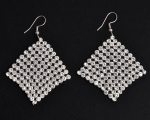Par de brincos prateados , losango em malha com cristais. 6x4,5 cm
