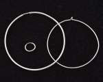 Trio de argolas finas de prata, de tamanhos distintos. 5,5, 5 e 1 cm de diam. . Apresentam-se um pouco irregulares, bastante usadas