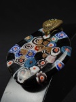 Grande pingente de murano millefiori com pó de ouro. 6,5x4,5 cm.