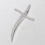 Belissimo pingenete de cruz prateada,  incrustado com zirconias. 5,5x3 cm