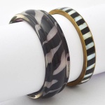 Par de pulseiras  vintage, sendo 1 preta e incolor e 1 de madreperola e esmalte preto. 1 e 2 cm largura / 6,5 cm diametro interno