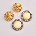 Vintage - Lote com dois pares de brincos de pressão dourados, sendo 1 com contorno grafite. Tamanho médio 2 cm