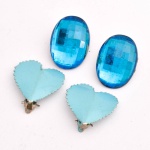Vintage - Lote com dois pares de brincos de pressão azuis ,sendo coração de metal esmaltado e outro oval. Tamanho médio 2 cm