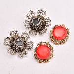 Vintage - Lote com dois pares de brincos de pressão com tramas em aluminio,  contas peroladas vermelha e preto. Tamanho médio 2 a 3cm