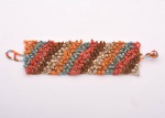 Larga pulseira de miçanga multicolorida trabalhada verticalmente. 5 cm larg x 16 cm aberta