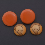 Par de brincos redondos anos 80, sendo 1 dourado com esmaltado coral e 1 bege com gravações geometricas. 2,7 e 2,3 cm diam