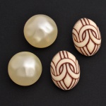 Vintage - Lote com dois pares de brincos de pressão de tonalidade perolada sendo um com traços de desenho Art Deco. Tamanho médio 2 cm