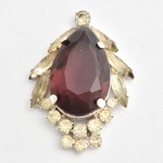 Adereço avulso , prateado com pedrarias em tom lilas e espelhado. 5x3 cm