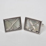 Par de abotoaduras prateadas com apliques de madrepérolas , alusivas ao jogo de golf. Base 2,3x1,8 cm