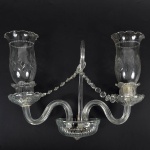 Vive la France - Delicada e elegante arandela em demicristal para 2 luzes com mangas lapidadas. Apresenta rabo de macaco e guirlanda de pingentes, Obs.: Ausencia de pingentes nas bobeches, no estado (37x27)