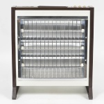 Aquecedor de ambientes vintage, marca ARNO, 3 lampadas. 2 lampadas funcionando, no estado. Modelo AQA - Série FF. 127 V.   46x41x23 cm