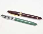 Par de canetas tinteiro, sendo 1 Shafer's com corpo verde, cinta e clip metalicos e 1 pena Iridium Point Germany, corpo vinho com detalhes dourados