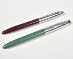 Par de canetas tinteiro, Shafer's sendo 1 com corpo verde, cinta e clip metalicos e 1 com corpo vinho e tampa com clip metalicos.