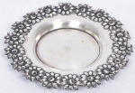 Delicada salva em prata, contraste não identificado, apresenta borda recortada e cinzelada com guirlanda de flores . Pt 16.7Grs -  10 cm diam