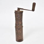 Antigo e raro moedor de especiarias em ferro fundido, cabo removível e alça em madeira. Inglaterra, séc. XIX (24x12)