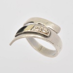 Anel de prata com zirconias, detalhe em banho de ouro e ônix. Base 1,5 cm.  Aro 11
