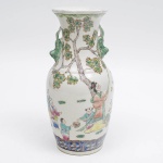 Vaso em porcelana chinesa, padrão Qianlong (1736-1795) decoradas em esmaltes policromados estilo Familia Rosa. Apresentam crianças brincando nos jardins do palácio. Base com larga faixa azul e medalhões de flores de Lótus, formato bilha, com chanfrado no gargalo e alças em formato de gatos, simbolos da felicidade e boa sorte. Furado no fundo ,adaptado bara abajur. (26x12)