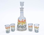 Charmoso conjunto vintage, composto por uma licoreira com tampa e quatro copinhos, todos em vidro transparente, decorado com florais em cores quentes e detalhes em azul. Total: 5 peças.  23 x 9 cm (licoreira).