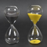 Art Contemporanea - par de  ampulhetas em vidro e areia nos tons de preto e amarelo. 16x7 cm cada