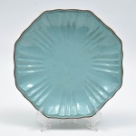 Antigo e raro prato  em pesada cerâmica esmaltada, formato octogonal pontiagudo e com sulcos. Apresenta tonalidade azul e borda acobreada.  26 cm diam