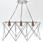 Luminária contemporânea para 3 luze, s em metal preto, dita "estrelas". Apresenta bocais na tonalidade ouro velho. Funcionando. (60x58x25)