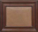 Antiga moldura de madeira nobre, formato retangunla, apresenta moldura escalonada e chanfrada com raro vidro bombê. Moldura 57x48 cm / Vidro 37,5x28,5 cm