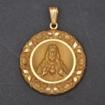 Belissima medalha pingente de ouro baixo representando Sagrado Coração de Jesus com moldura de flores. 3,5 cm diam.  Peso total 8.9 grs