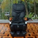 Poltrona de massagem SPLENDOUR Plenitude Import . A Plenitude Import tem poltronas de massagem com sistema de massagem para costas, ombros e lombar, que escaneia o corpo e tem modos automáticos e manuais. Esta é modelo A 27.  Voltagem 110/220.  Frequencia 60Hz. Potencia 300W. Design de segurança: Classe I. Funcionando, muito conservada, apresenta pequenas marcas de uso. Sem garantias futuras.  Acompanha manual de instruções