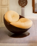 Ricardo Fasanello (1930 - 1993). Poltrona Esfera com base em resina de vidro e tapeçaria em couro. B