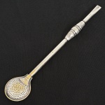 METAL PRATEADO, uma (1) bomba para degustação de chimarrão, marcada ALPACA-METALINI, patilha fixa,haste cilíndrica, botão de rosa com entalhes vegetalistas, boquilha ligeiramente achatada, medindo 20 cm comprimento,sinais de uso, vide foto.