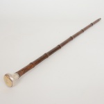 PRATA, uma (1) antiga bengala com castão em prata com placa dourada, marca possessória Dr. Affonso gravada aburil, puncionada Bte SG DG, além de punção de ourives não identificado, haste em bambu ou caniço, ponteira emmetal prateado, peso aproximado somente do castão 32 gr., sinais de uso, vide foto.