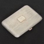 PRATA, uma (1) antiga caixa porta cartões, canelada, marca possessória monogramada, interior com resquícios devermeil, sem contrastes aparentes, medindo 7,5 x 5 cm, peso aproximado 46 gr., sinais de uso, vide foto.