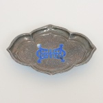 PRATA CHINESA, um (1) antigo porta alianças, esmaltação em caracteres na tonalidade azul, borda plissada,contrastes em caracteres, peso aproximado 26 gr., sinais de uso, vide foto.